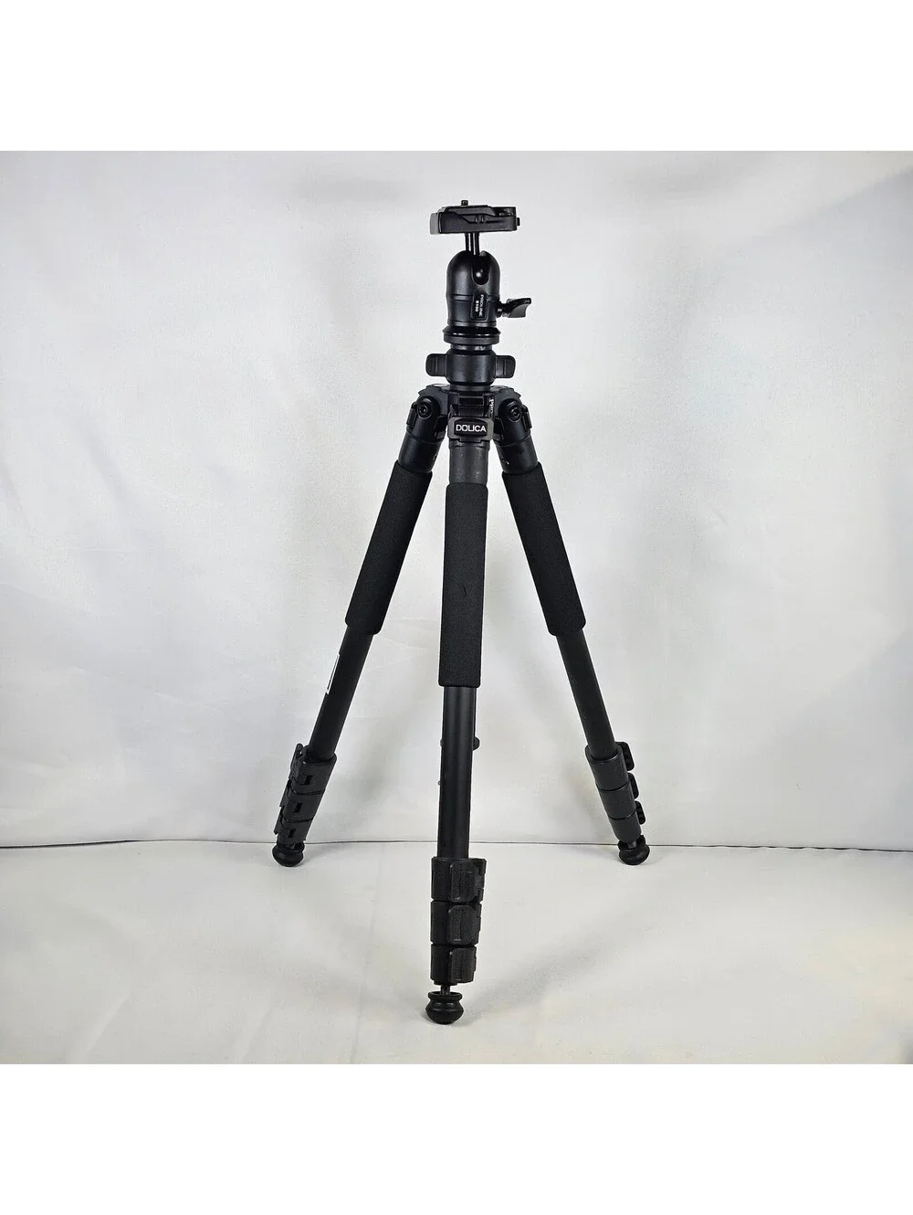Dolica Proline Aluminum Alloy Tripod with Ball Head and Padded Carrying Case Blk